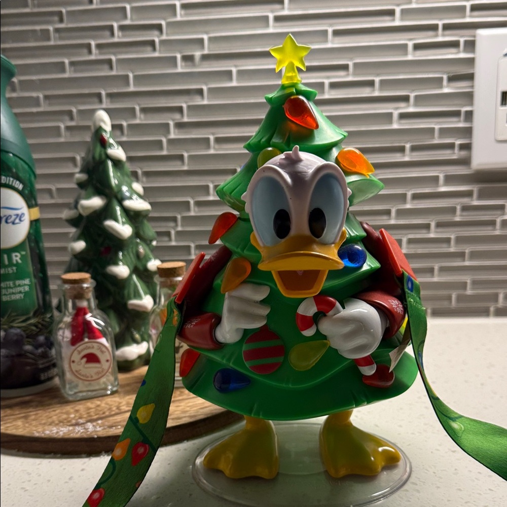Disney Festive Donald Duck Tree Sipper